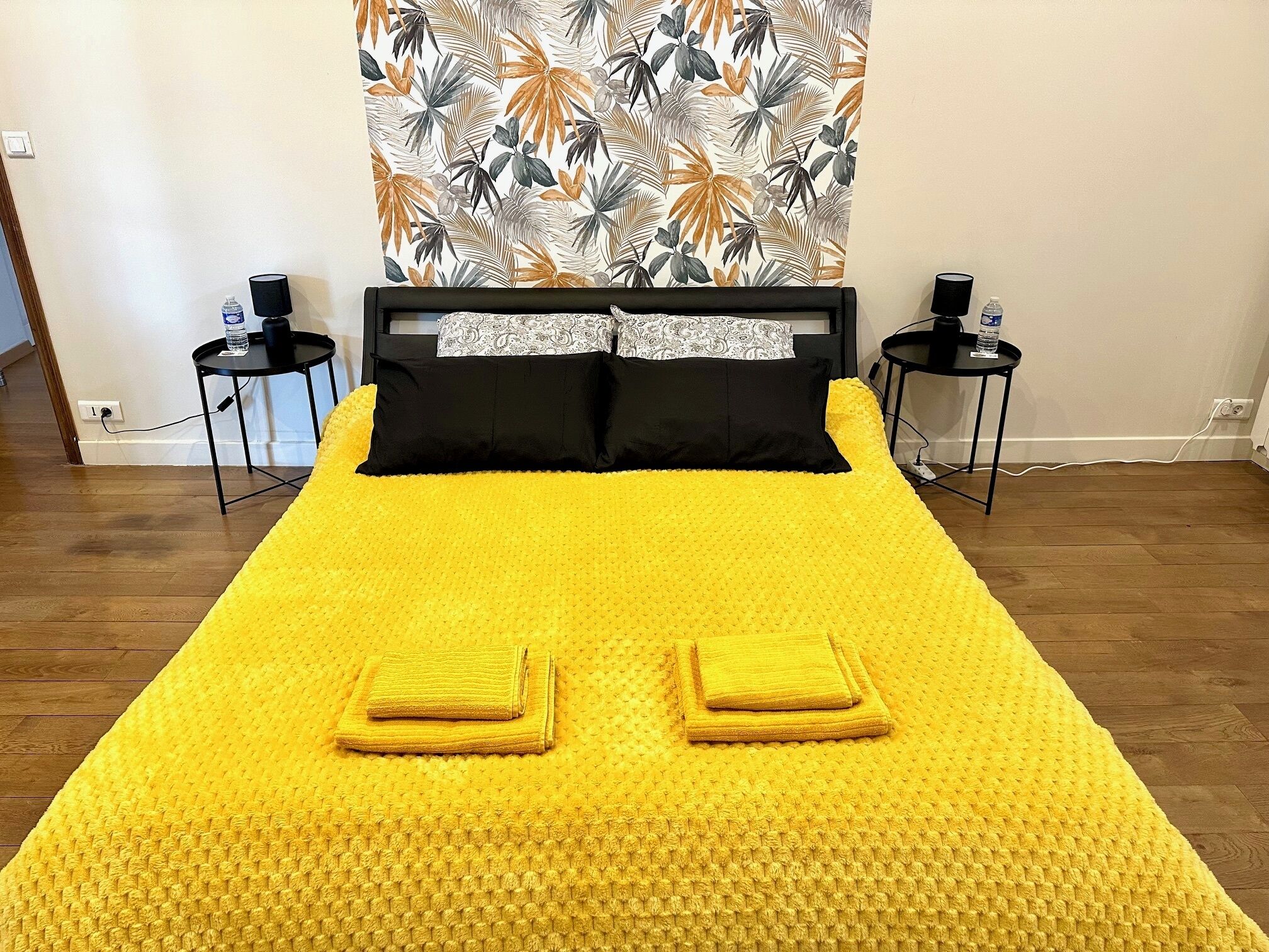 7 chambres, bureau, fer et planche à repasser, lit parapluie