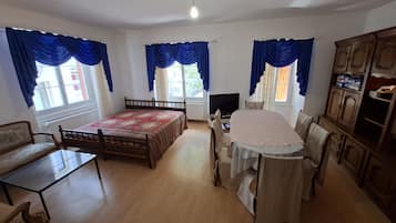1 habitación, tabla de planchar con plancha, wifi y ropa de cama