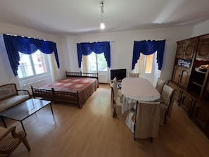1 dormitorio, tabla de planchar con plancha, wifi y ropa de cama