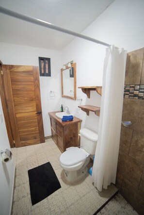 Douche, bidet, serviettes fournies, savon