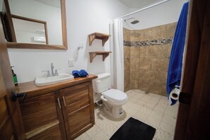 Douche, bidet, serviettes fournies, savon