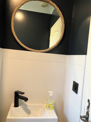Douche, séchoir à cheveux, serviettes fournies, savon