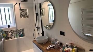 Douche, sĂšche-cheveux, serviettes fournies, savon