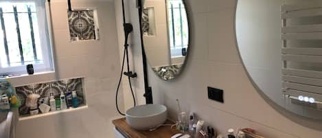 Chuveiro, secador de cabelo, toalhas de banho, sabonete