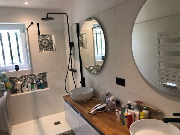 Douche, séchoir à cheveux, serviettes fournies, savon