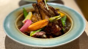 A dish with meat and vegetables in a bowl. - hotel restaurant LEs Boissières (Bioule)