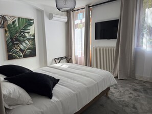 Chambre Double Confort, accessible aux personnes à mobilité réduite, vue parc