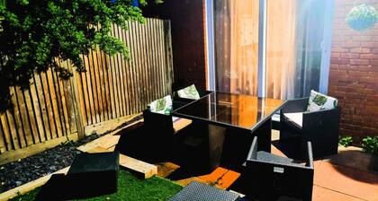 3bed 2bath house/Entire house/Hi Speed WiFi/ Free Parking/Workstation/Garden