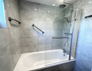 Douche, sĂšche-cheveux, serviettes fournies, savon