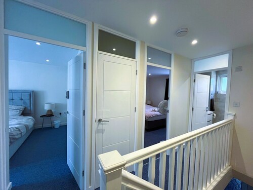 3bed 2bath house/Entire house/Hi Speed WiFi/ Free Parking/Workstation/Garden