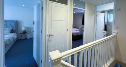 3bed 2bath house/Entire house/Hi Speed WiFi/ Free Parking/Workstation/Garden