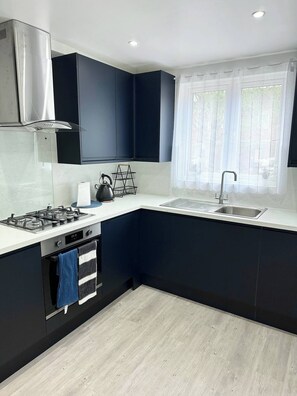 Een koelkast, een microgolfoven, een oven, een kookplaat