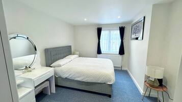 3 bedrooms, desk, iron/ironing board, travel cot
