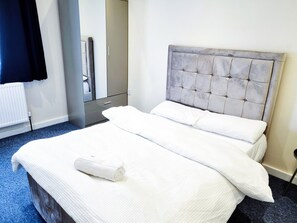 3 habitaciones, escritorio y tabla de planchar con plancha 