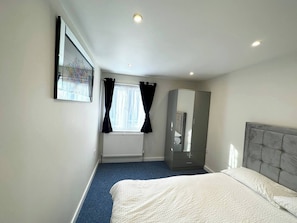 3 habitaciones, escritorio y tabla de planchar con plancha 