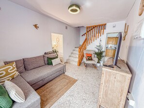House, 2 Bedrooms, Smoking, Terrace | Living room