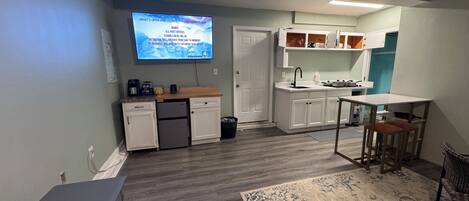 Micro-ondes, plaque de cuisson, cafetière/bouilloire, grille-pain