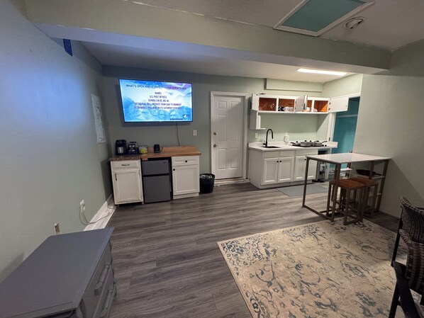 Micro-ondes, plaque de cuisson, cafetière/bouilloire, grille-pain