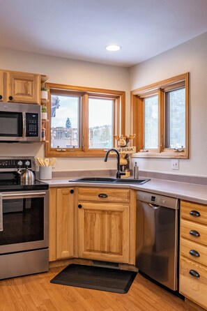 Fridge, microwave, oven, stovetop - Spacious Mountain Home with Private Hot Tub (Granby)