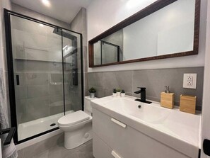 Haartrockner, Handtücher, Seife, Toilettenpapier