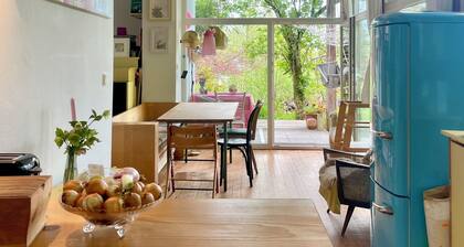 Helle ruhige Wohnung mit Terrasse und großem Naturgarten. See und Bahnhof Nähe