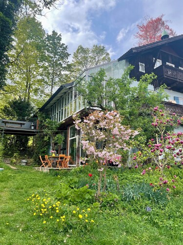 Helle ruhige Wohnung mit Terrasse und großem Naturgarten. See und Bahnhof Nähe