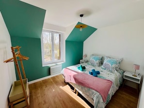 2 bedrooms, travel cot, WiFi, bed sheets
