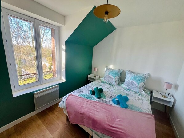 2 bedrooms, travel cot, WiFi, bed sheets