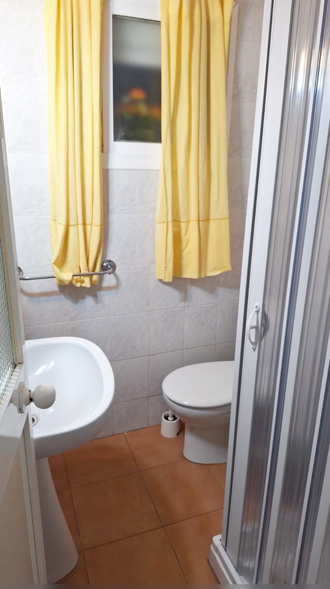 Een douche, een haardroger, handdoeken, zeep