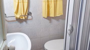 Een douche, een haardroger, handdoeken, zeep