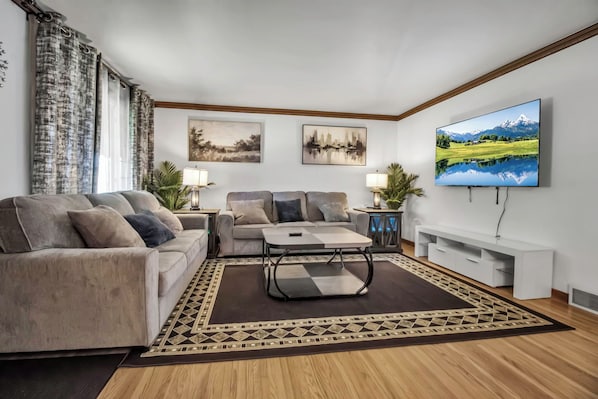 Smart TV - Beautiful Home in Buffalo near Airport with AC, WiFi, 3King Beds & Free Parking (Buffalo)