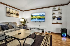 Smart TV - Beautiful Home in Buffalo near Airport with AC, WiFi, 3King Beds & Free Parking (Buffalo)