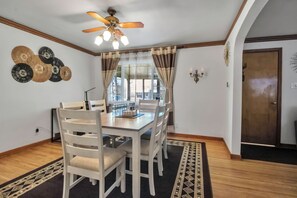 Dining - Beautiful Home in Buffalo near Airport with AC, WiFi, 3King Beds & Free Parking (Buffalo)