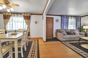 Interior - Beautiful Home in Buffalo near Airport with AC, WiFi, 3King Beds & Free Parking (Buffalo)