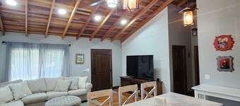 Charming 2-bedroom cottage in tranquil Spanish Lookout with AC, WiFi