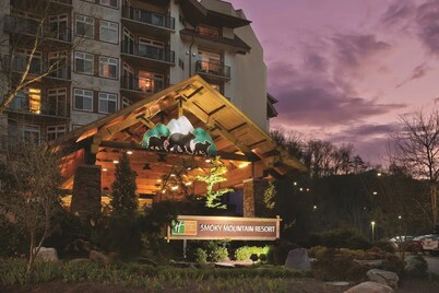 Adventure Awaits at Our 2BR Gatlinburg Getaway – Walk, Splash, Explore!