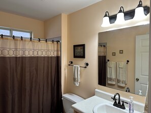 Ducha, secador de pelo, toallas y jabón