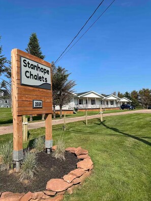 Property grounds - Cozy House/Cottage, minutes to National Park & Golf Course (York)