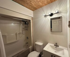Shower, hair dryer, towels, soap - Cozy House/Cottage, minutes to National Park & Golf Course (York)