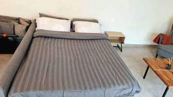 Iron/ironing board, WiFi, bed sheets