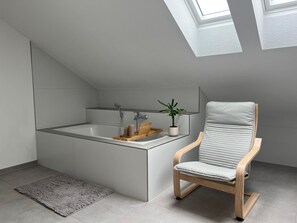 Hair dryer, towels, soap, shampoo - MaMa-Apartments - 125sqm deluxe apartment to feel good with balcony and parking space (Fulda)