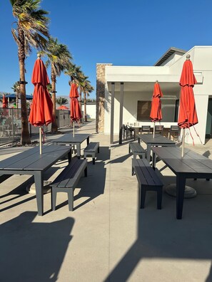 Outdoor dining - 3-bedroom villa in awesome Palm Desert with fitness room, AC, WiFi (Palm Desert)