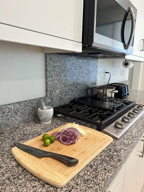 Refrigerador, microondas, horno y parrilla de estufa 