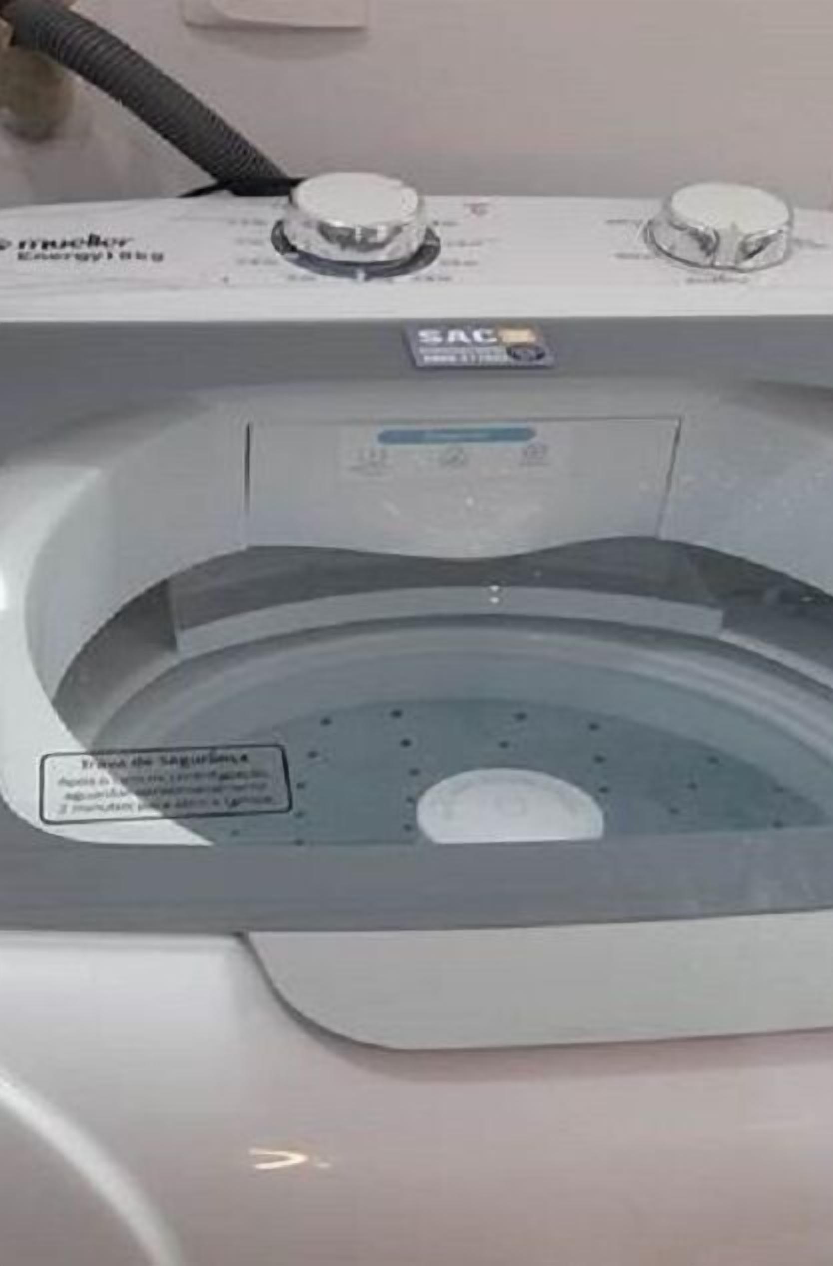 Voorzijde van een wasmachine met bedieningsknoppen en een label dat merk en model aangeeft.
