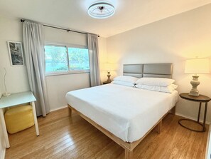 3 habitaciones, escritorio y tabla de planchar con plancha 