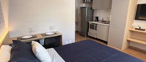 1 habitación, escritorio, tabla de planchar con plancha y cuna de viaje