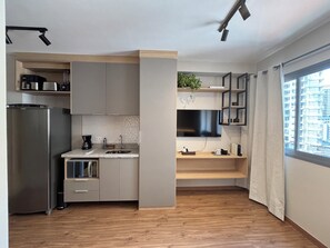 ميكروويف، ماكينة لصنع القهوة/الشاي، محمصة خبز، خلاط