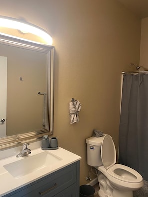SĂšche-cheveux, serviettes fournies, savon, papier toilette