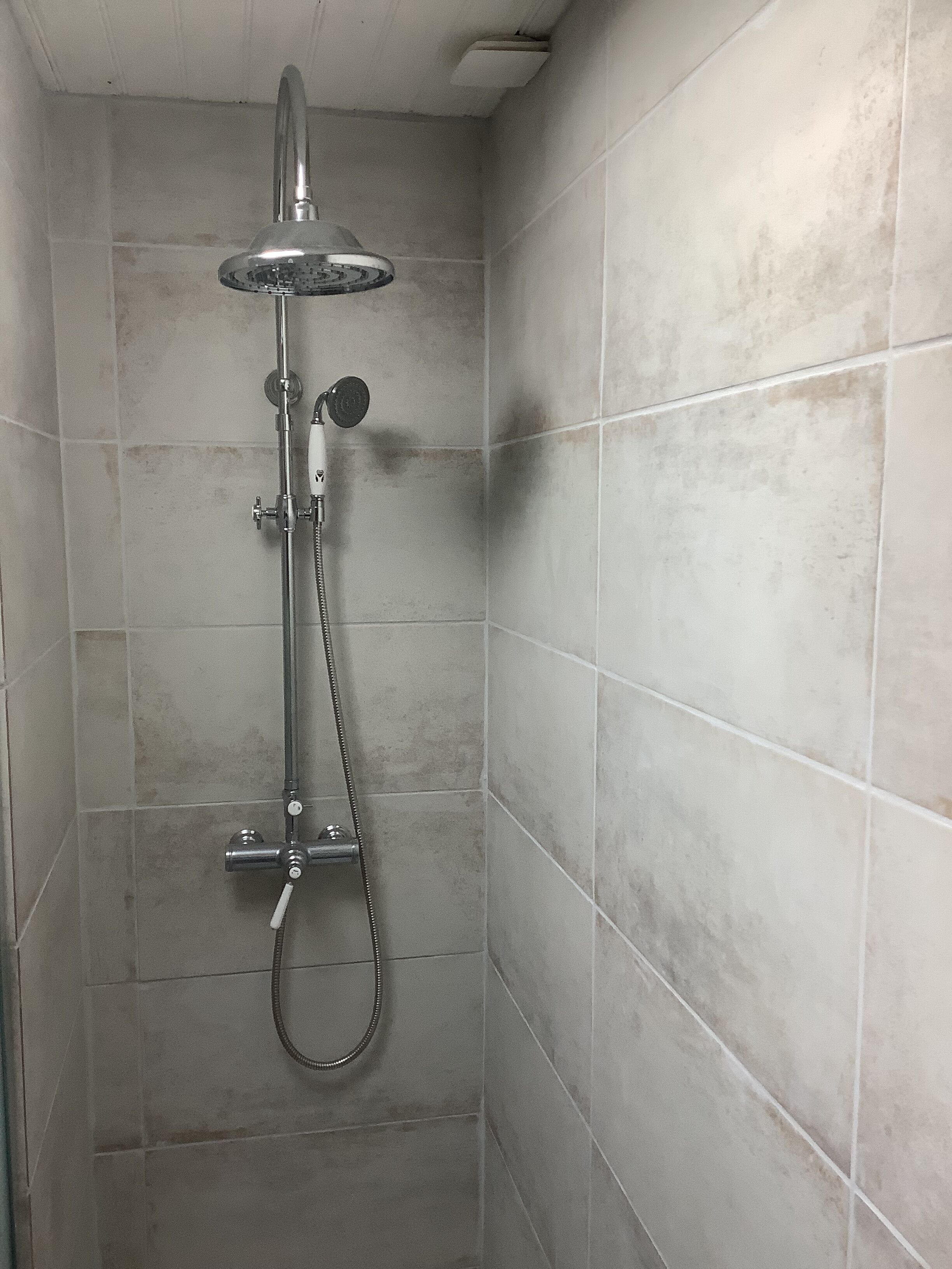 Douche, sèche-cheveux, papier toilette