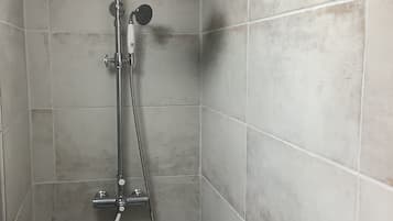 Douche, sèche-cheveux, papier toilette